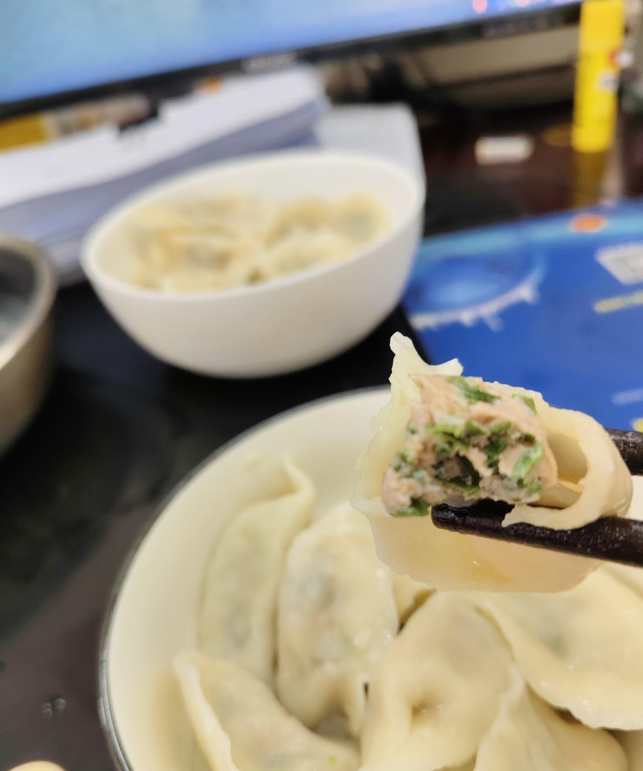 悄悄地告诉你们，今天早上，我又一个人在财务室包水饺了。这次绝对上了一个档次，没
