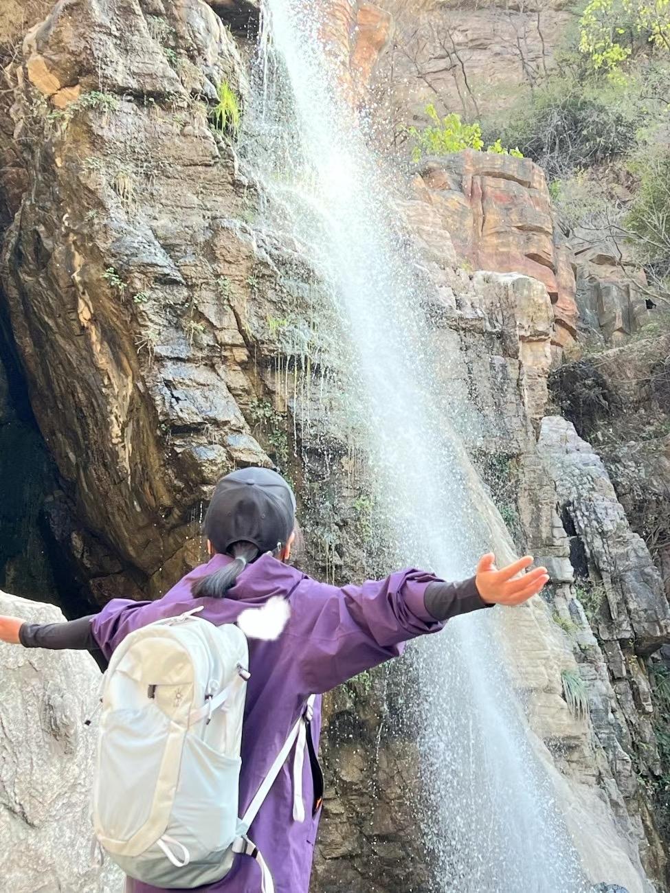 爬山的意义是什么？爬山的意义，是在忙碌里给身心留一块“透气区”。走进自然吸氧、