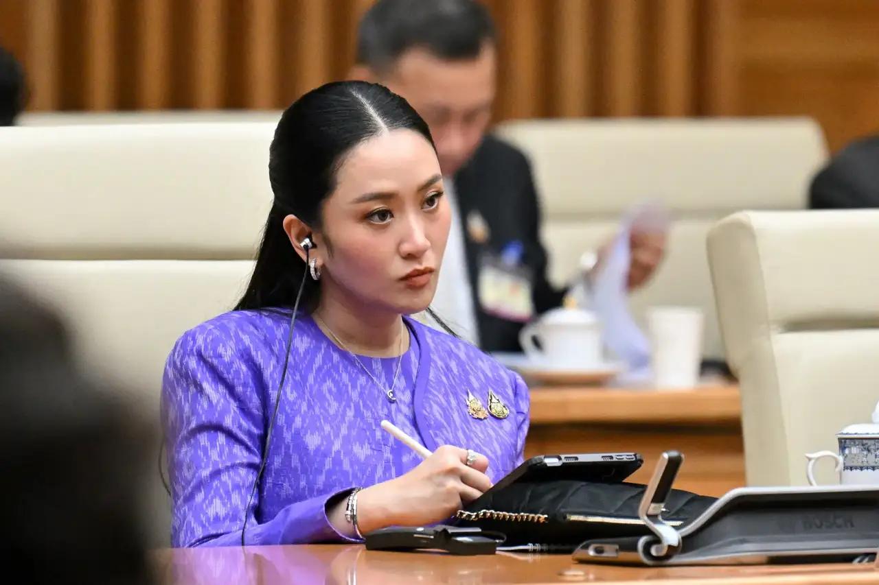 泰国总理佩通坦被宪法法院解职了，这是他信家族第4位被军方保守派搞下台的总理。