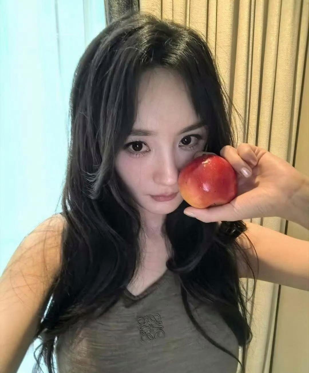 杨幂应该也没想到自己随手在ins发的苹果自拍能火成这样吧​​​
