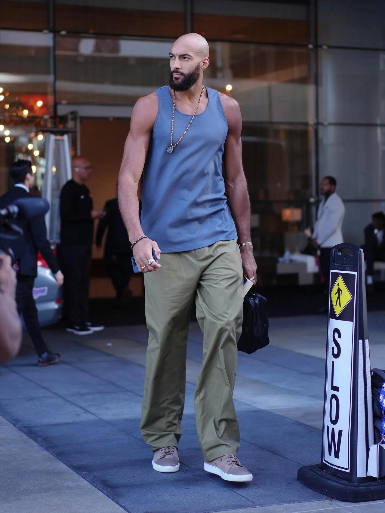 戈贝尔晒照配文：自律是关键。可能戈贝尔也很关心小杨同志，也知道杨瀚森最近有女朋友