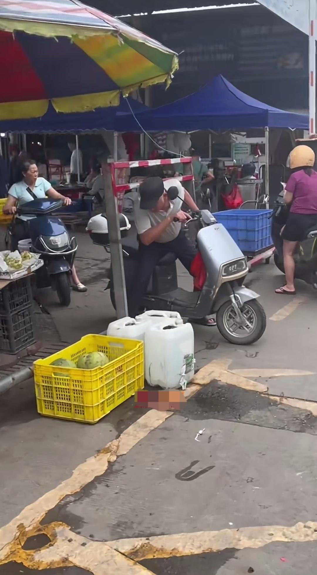 这家市场可真是“人性化”到极致了，骑车进去不低头根本不行！明明是要阻止电动车进