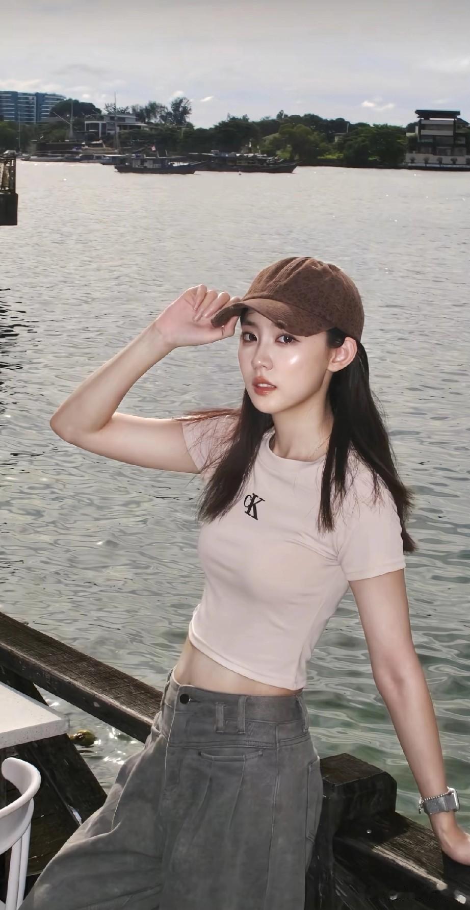 阳光下的少女，湖边的休闲时光