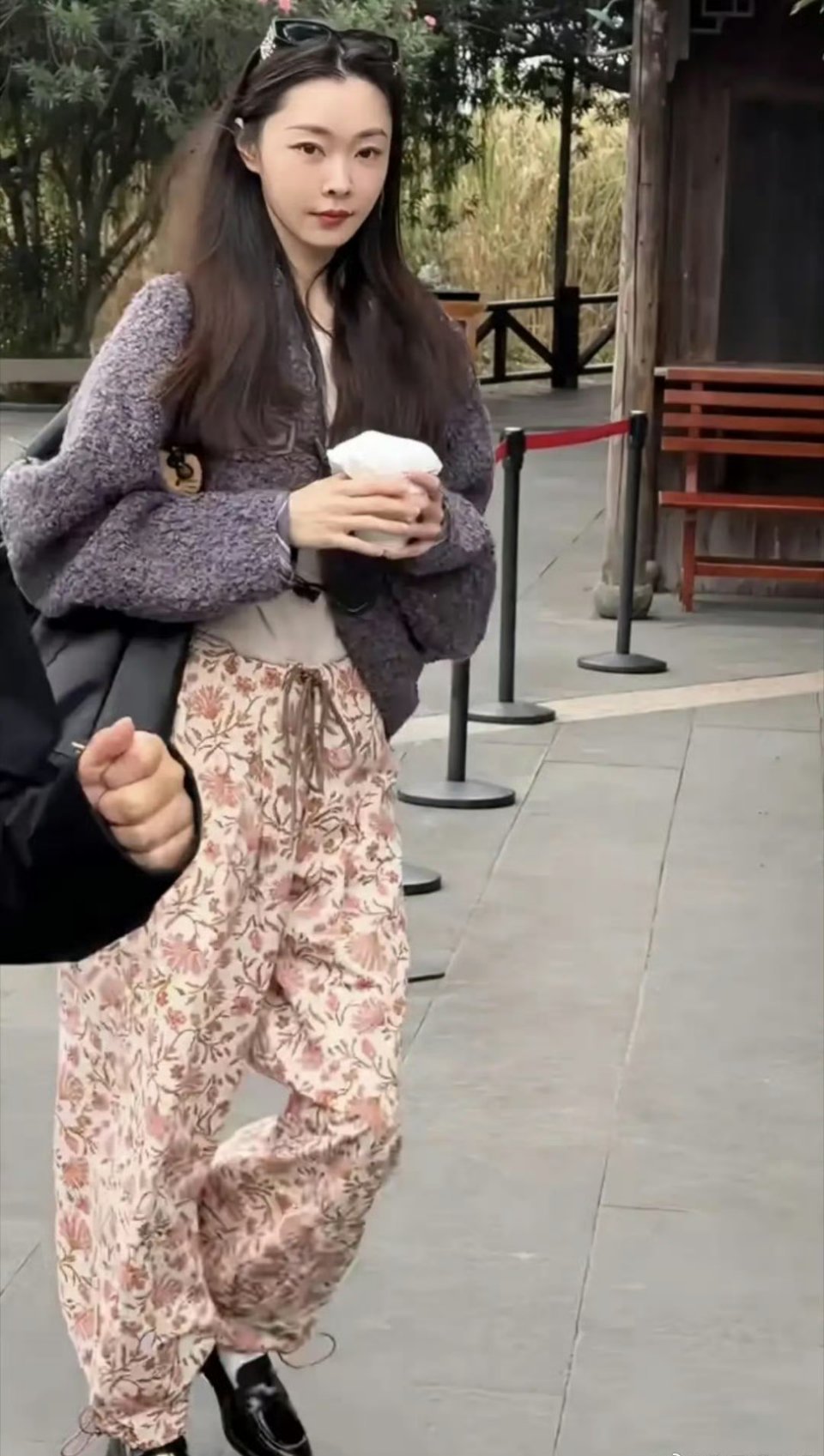 宋轶在乌镇穿着大花裤子黑皮鞋，模样超绝，气质这一块拿捏的死死的​​​