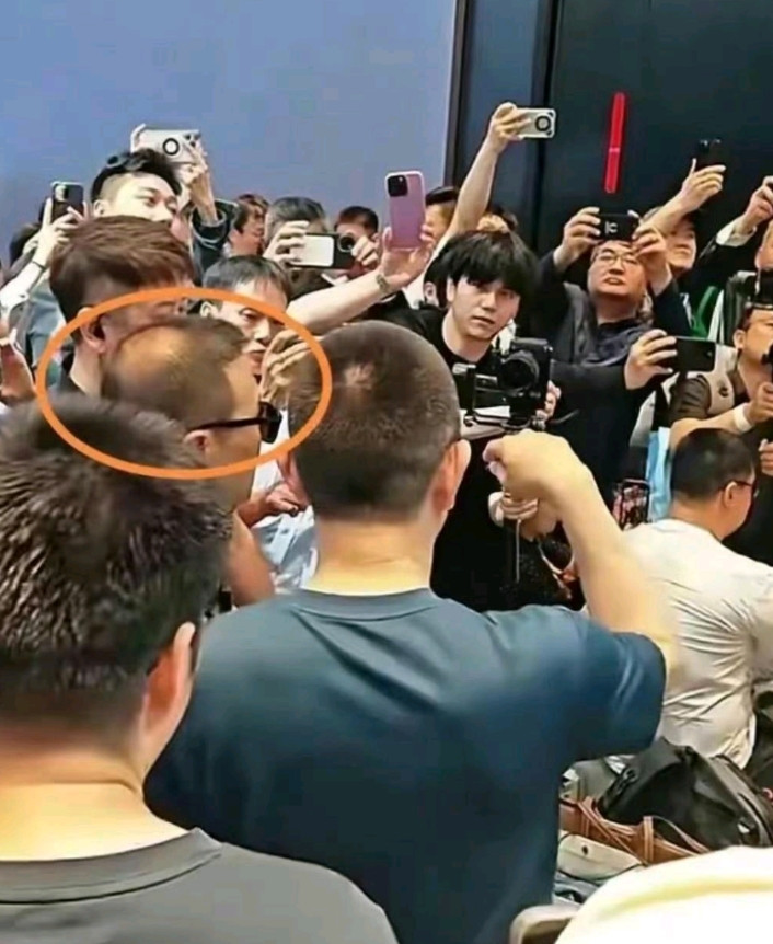 终于知道汪峰为什么喜欢戴帽子了。