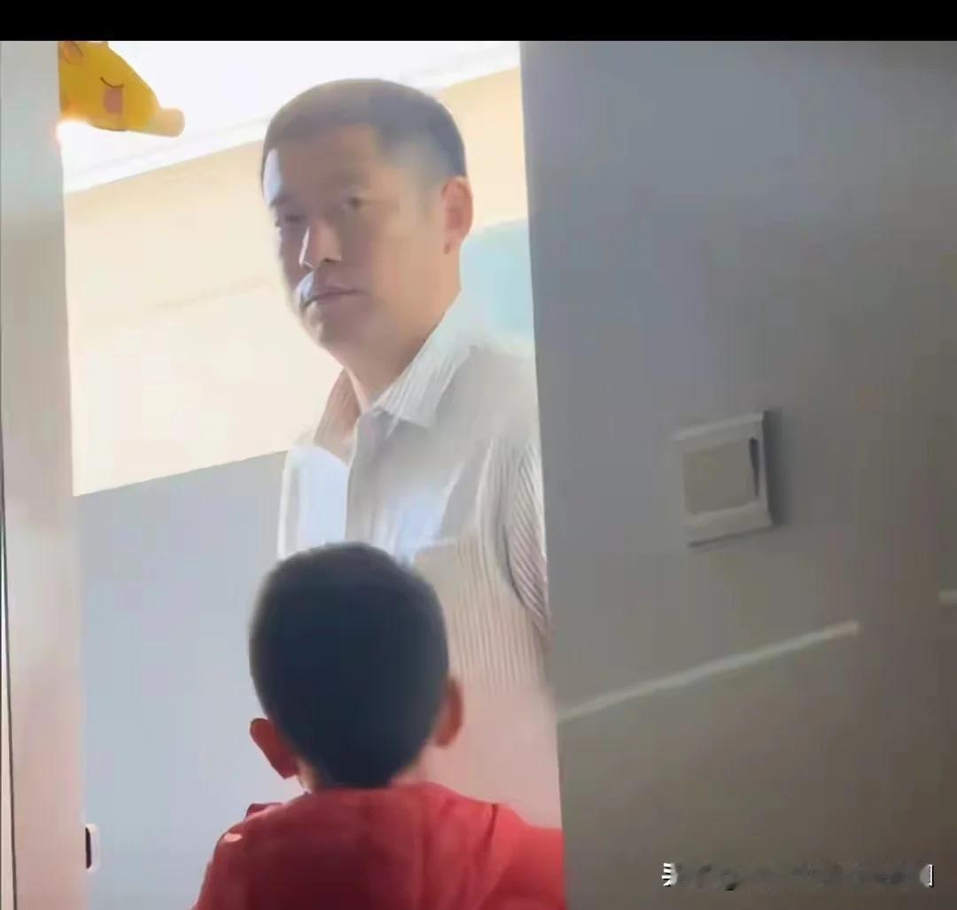 这是一个丈夫看妻子的眼神——冰冷无情。福建福州。女子高烧40度，在床上躺了三