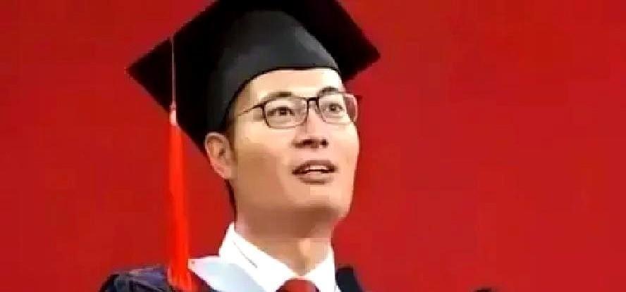 北大博士20年未归，母亲病危只汇钱，谁先弄丢了亲情王永强在美国已经20年，一