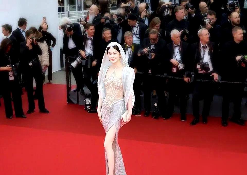 安保直接上人墙把她请下戛纳红毯，连劝三次都不走，脸都丢到国外了。身上那件薄