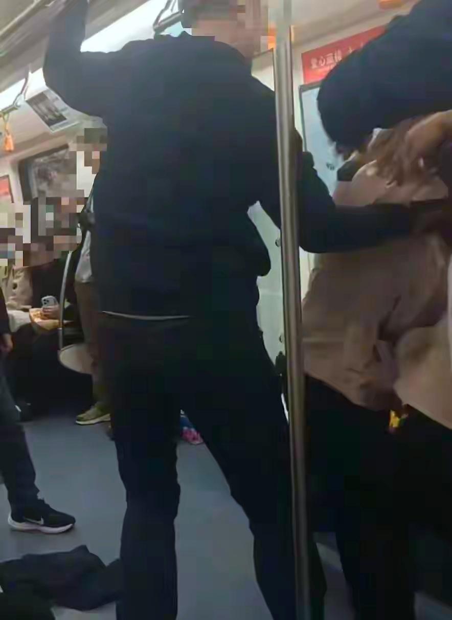 地铁抢座闹剧：老人蛮横施暴，围观沉默成最大讽刺4月27日，沈阳地铁2号