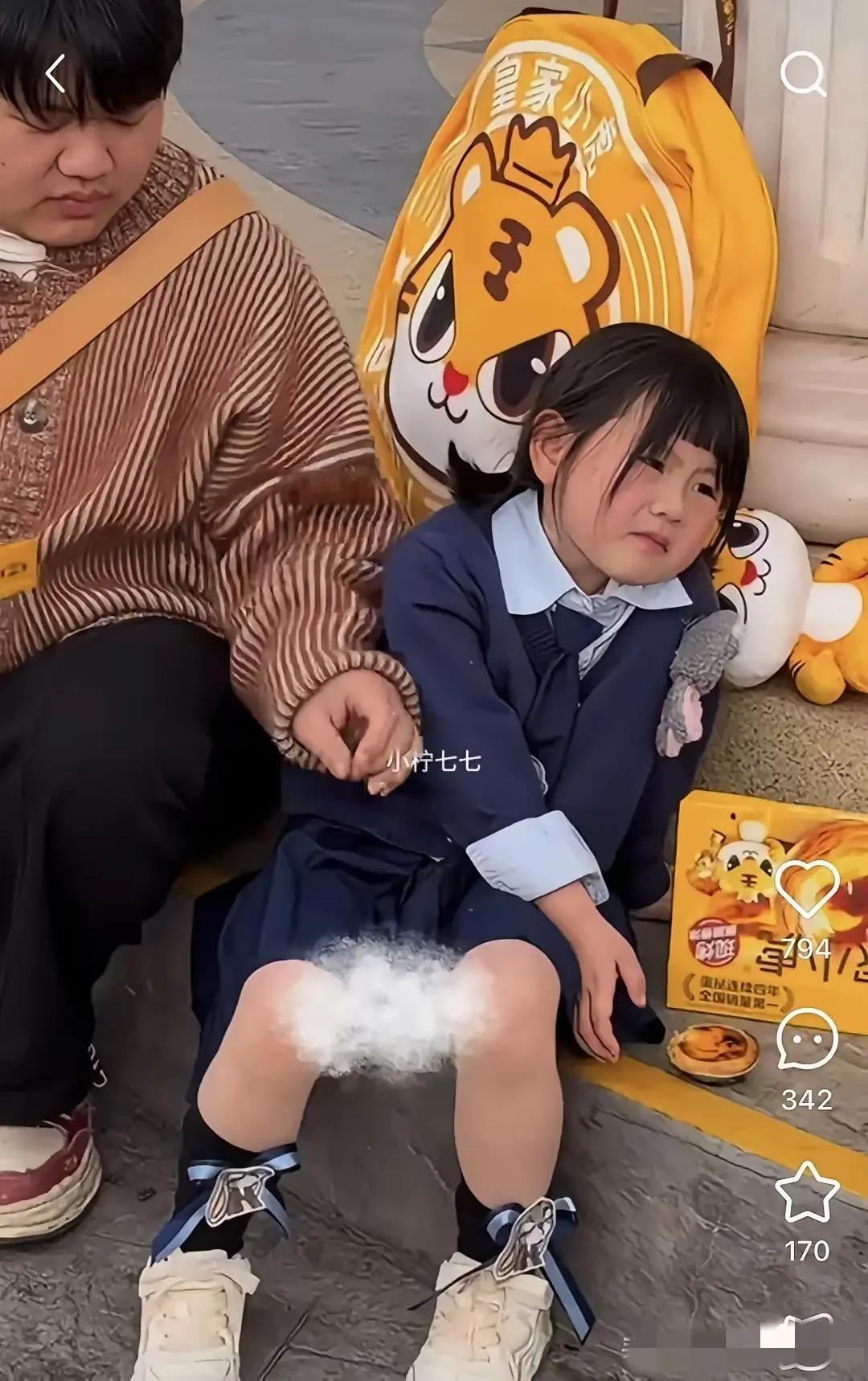 《记录生活》消费孩子的童年瑶一瑶的父母把她当成了“摇钱树”，寒冷的天气里拍