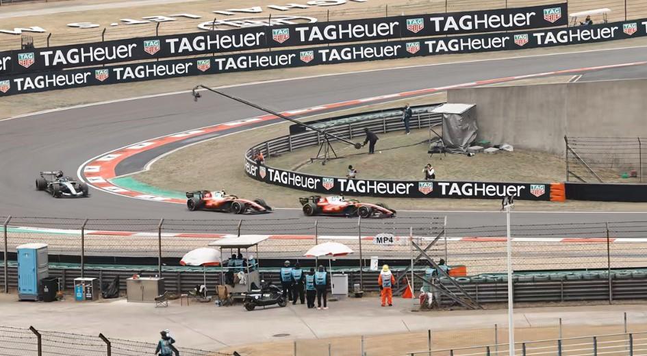 F1上海大奖赛上，法拉利的汉密尔顿和勒克莱尔在中段一直在那里缠斗，最后反倒让排在