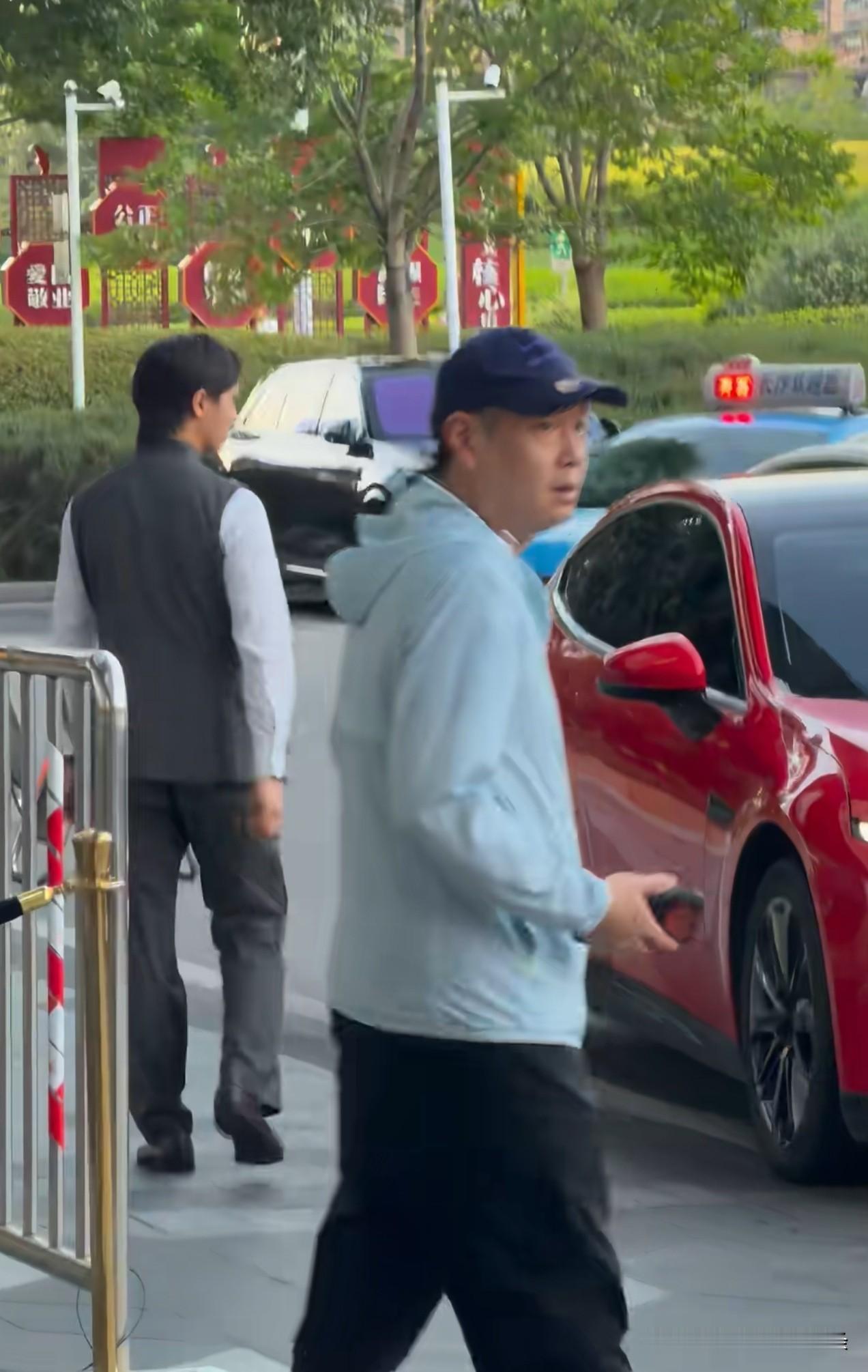 大部分国乒运动员已到达长沙官酒，趁着比赛没开始，运动员们都出去逛街了。王晓彤