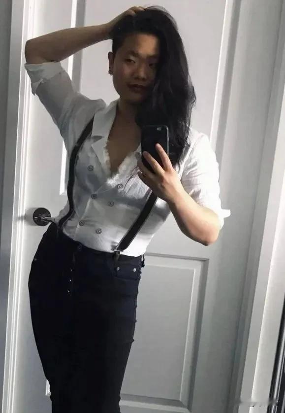 毕福剑女儿在加拿大近照曝光！两侧头发剃光自信洒脱，网友：像小岳岳