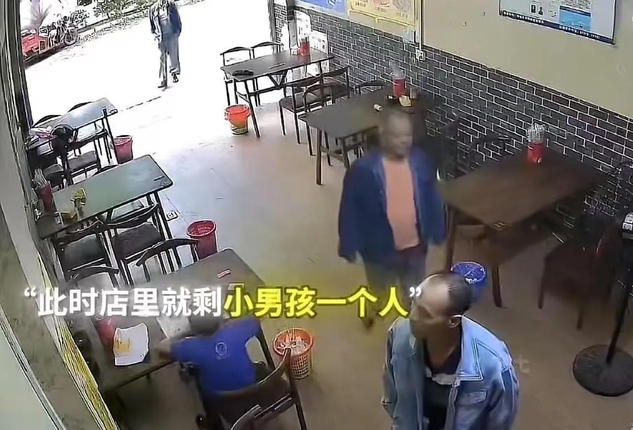 “小小年纪情商就这么高，此子以后必成大器！”爸爸在厨房里忙着做饭，小男孩在店里写