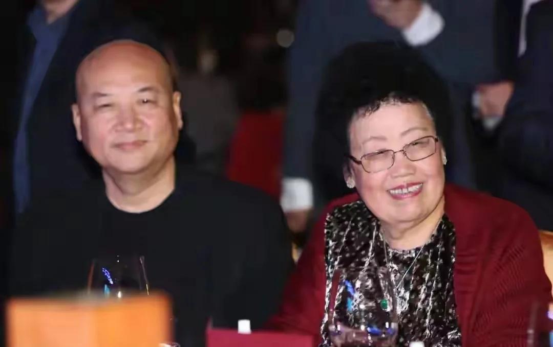 “唐僧”终究没能留住他的女首富！4月5日，北京城又添一桩大事。85岁的知名企业