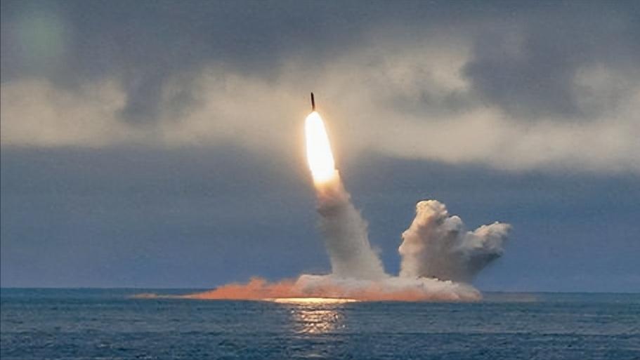 就当美国还在沙盘上推演怎么用200枚核弹“一击制胜”时，中国的094A核潜艇，早