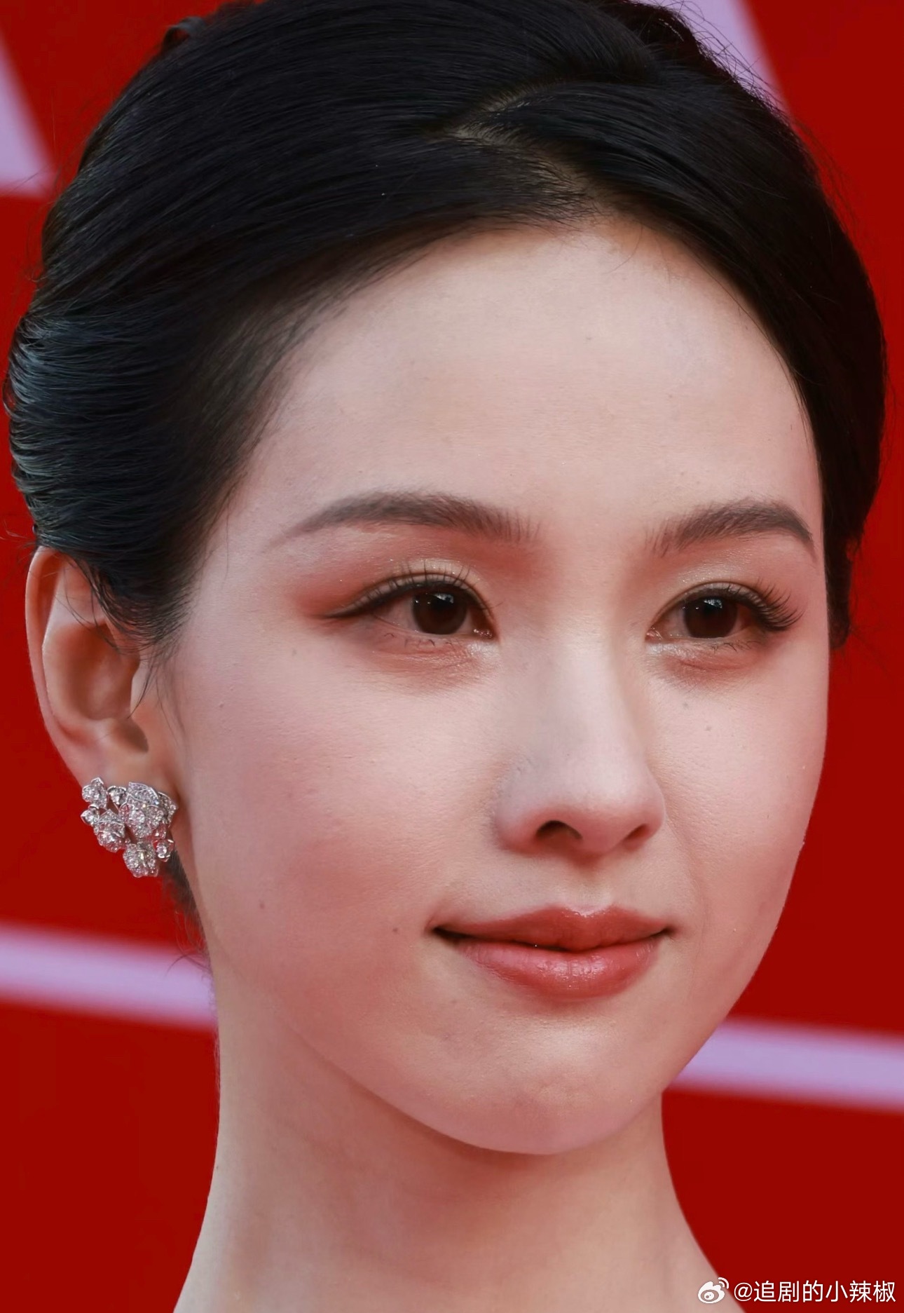 陈都灵现实怼脸生图，高清到红血丝都看得见​​​