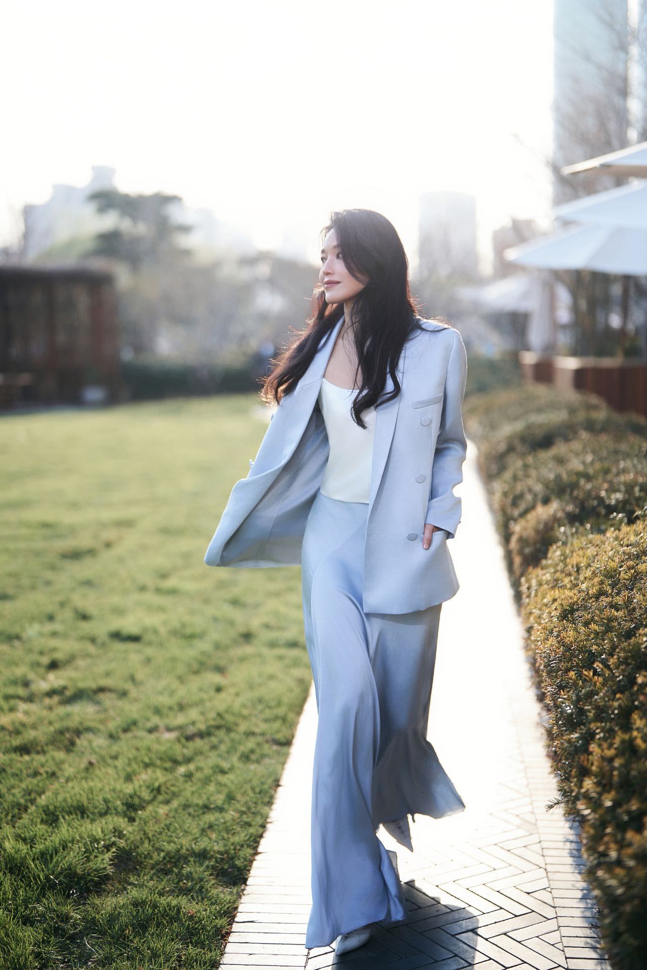 这么漂亮，真是无敌了！一抹春日卡布里蓝～🩵🍃舒淇西装配半裙也好美