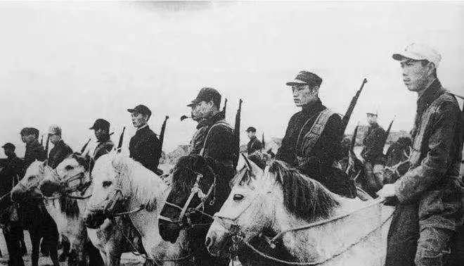 彭雪枫的“骑兵逆袭记”：吃了亏就建骑兵团，淮海战场追坦克成传奇！抗战时的敌后