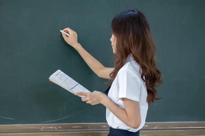 我们学校已经做好统计，像我这样有高中教师资格证的人，下学期极有可能调到高中去。