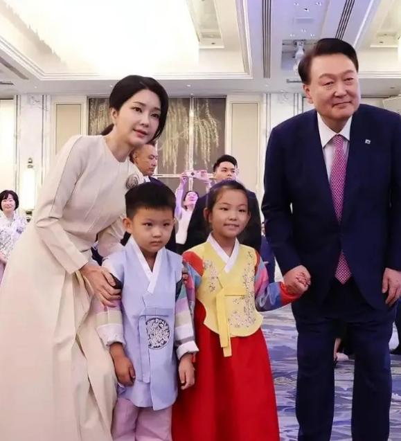 硅胶夫人金建希，凭借自己的一己之力让审美同质化，变成了国际话题。韩国前总统夫人