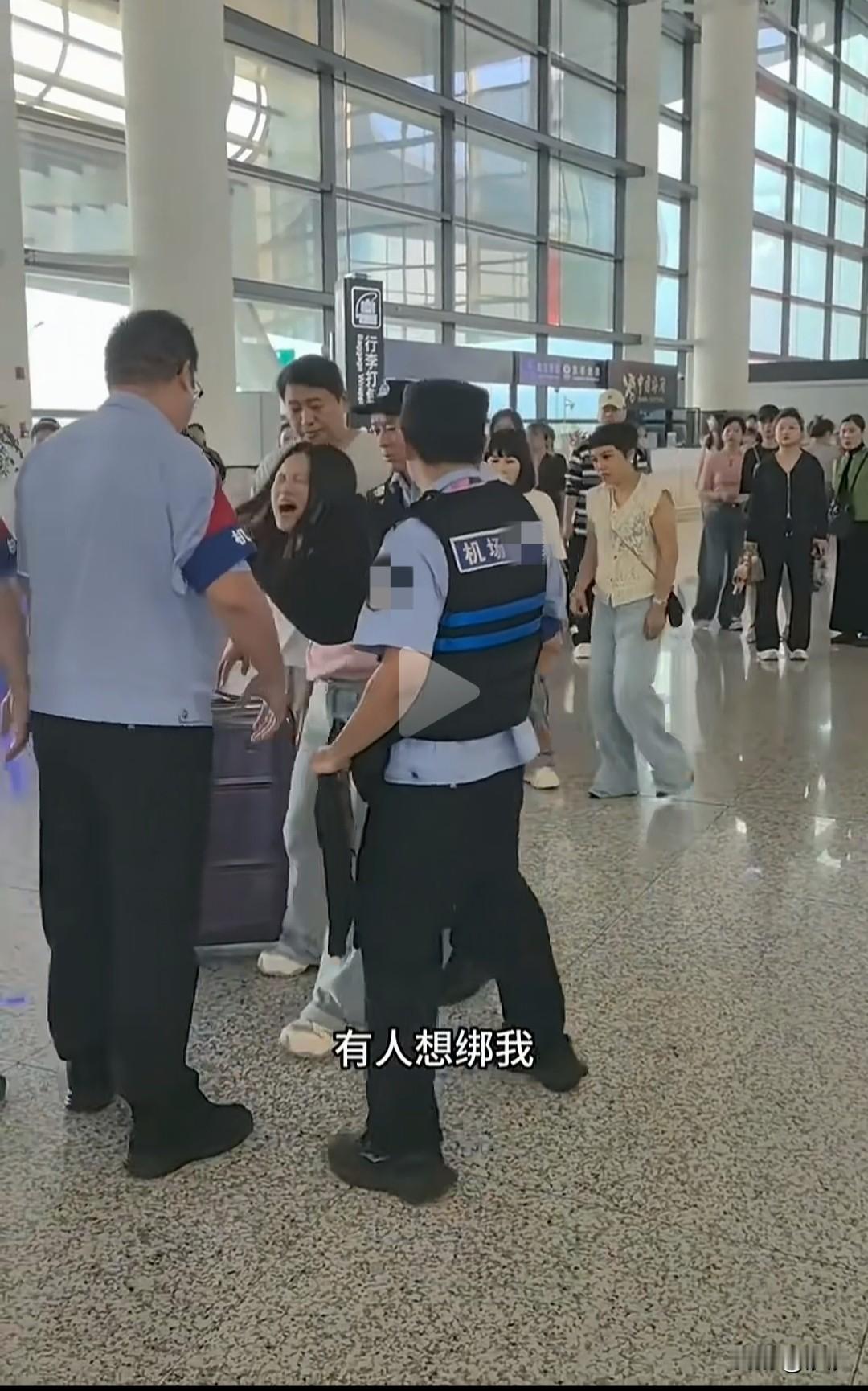 宁波机场“尖叫姐”再现，一小仙女在宁波机场因为行李超重，对着行李超重托运工作