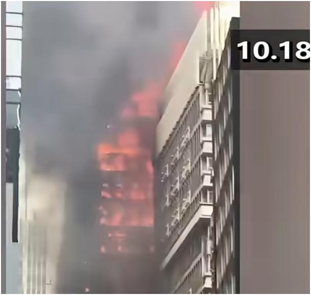 10月18日下午4点左右，香港中环干诺道中34-37号华懋大厦后巷棚架起火，
