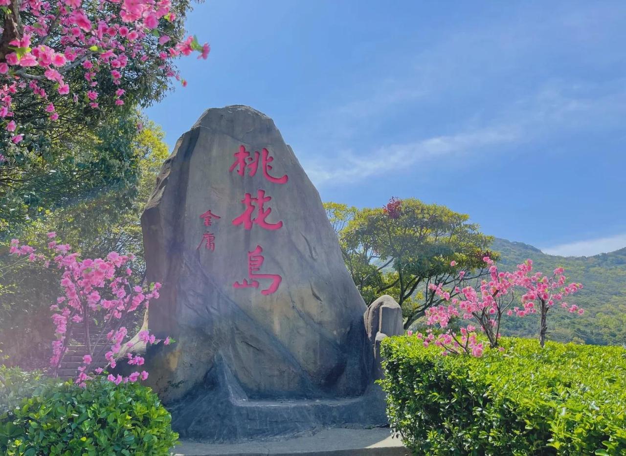 上世纪中叶的台湾，发生了一连串让今天听起来像段子的真事。金庸的小说被禁还算轻的，