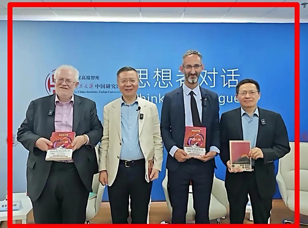 这次某国的民间代表团拜访了张维为教授。在互赠图书环节，张教授拿出了扛鼎之作《中国