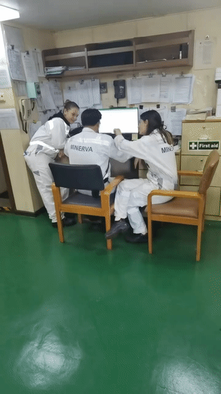 中国男子在远洋货轮上工作时经常会被船上的两名外国女同事调戏？这让他多少有点难为