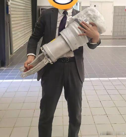 问：仰望U7为啥能抵消路面冲击，如履平地？答：………​​​
