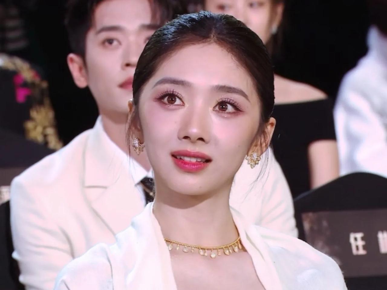 丞磊星光大赏疑似被换座，曝王影璐抢丞磊位置？昨晚好多人都在说丞磊的咖位真不至