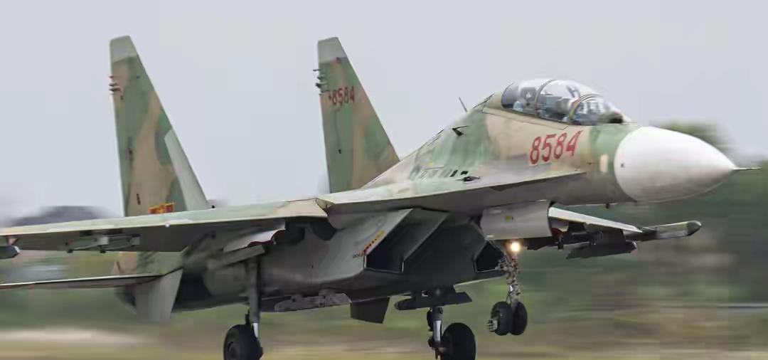 越军军官摸完歼16后沉默了：苏30MK2差距竟这么大？中国空军早已今非昔比