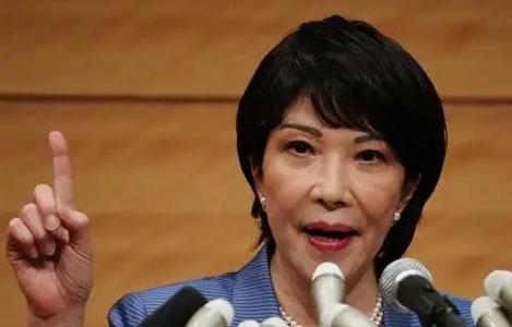 就在中日关系愈演愈烈的时候，一个诡异的现象发生了，现在不仅是美国在给咱们"递刀子