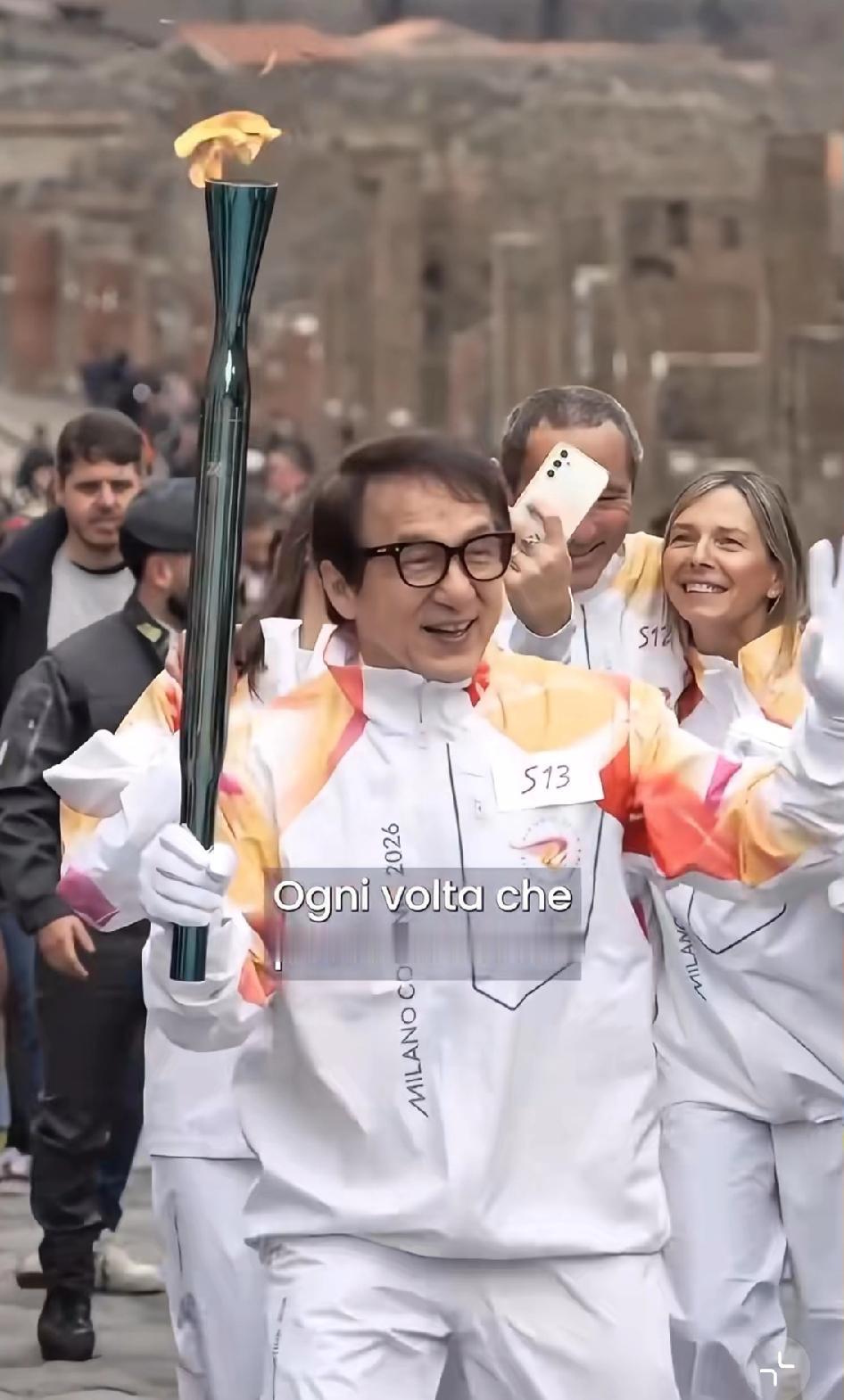 差点给成龙跪了，不亏是武术担当，真没想到，他都70多岁了，还能跑到意大利