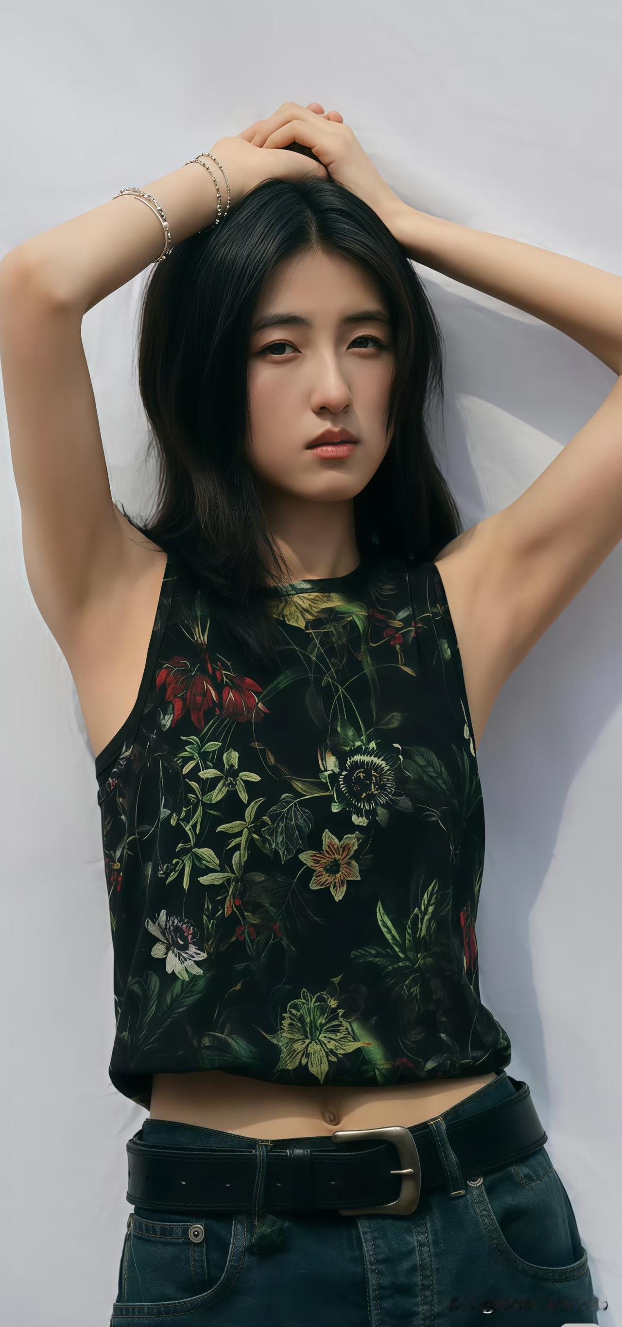 张子枫，清澈里有故事，她的眼睛像一汪清泉，安静时很深，笑起来会泛光。把灵动拍得很