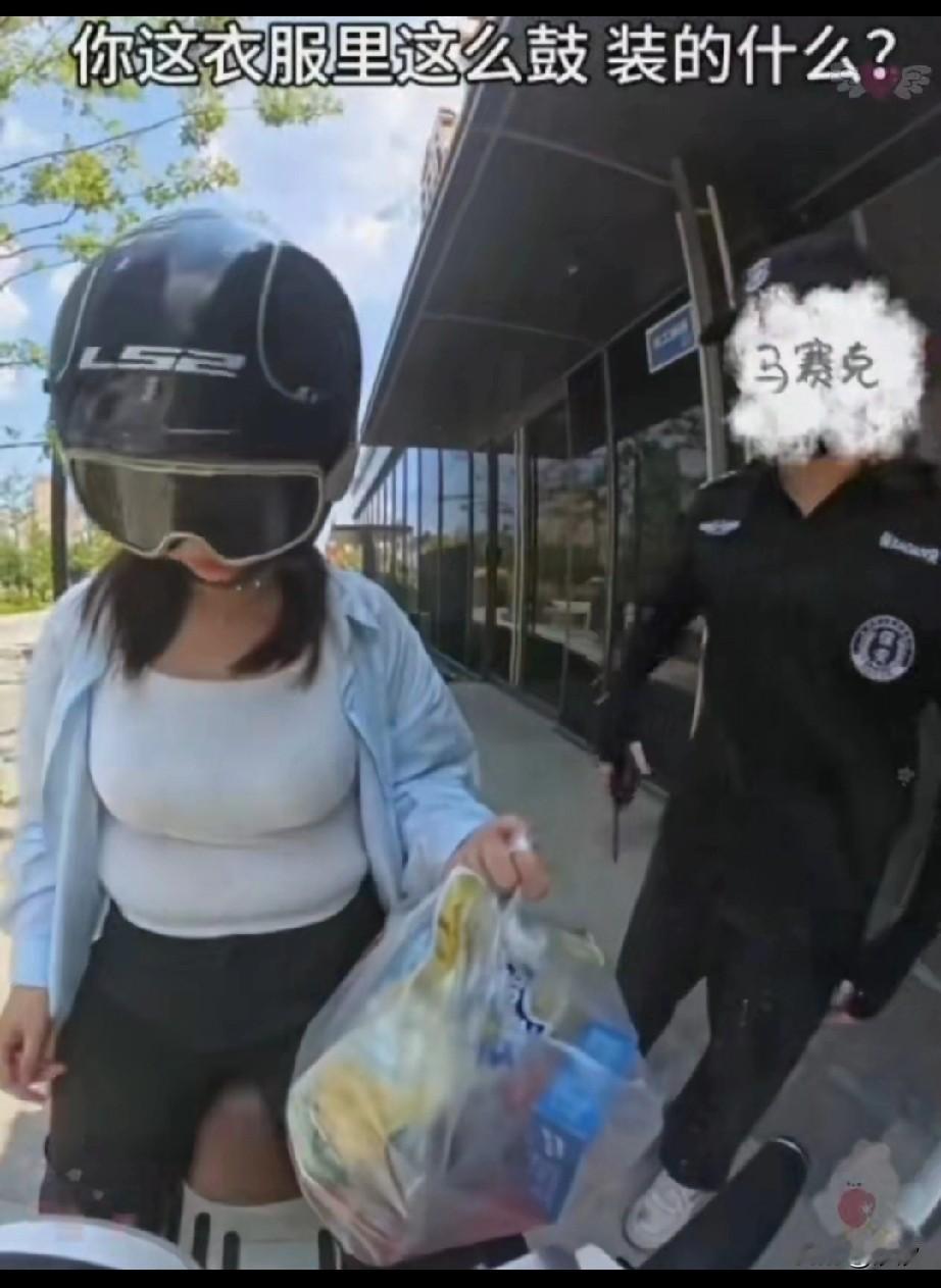 肉嘟嘟的小姐姐刚开心去买完零食,骑着自己心爱的小电驴准备离开超市,结果被门口