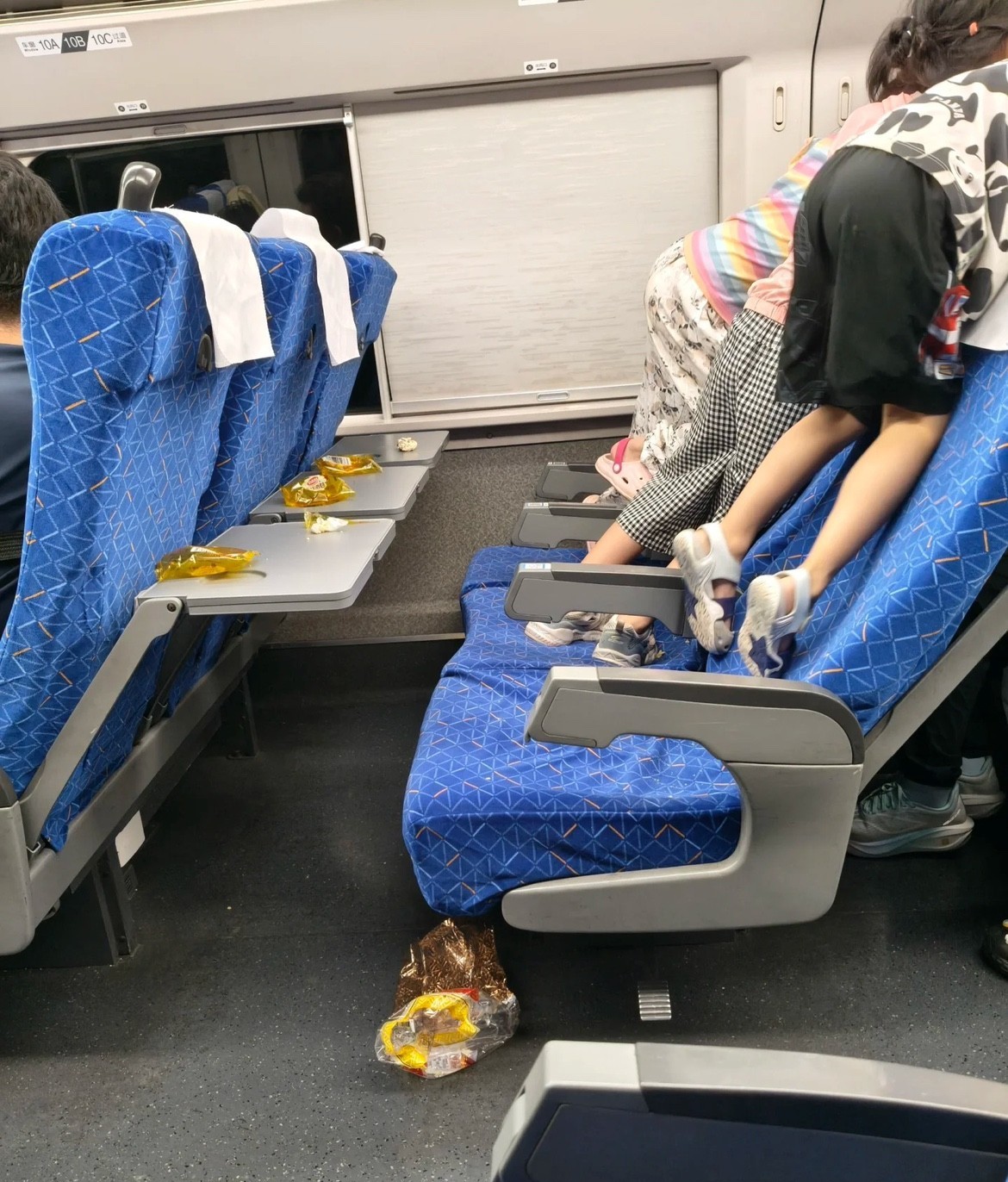 今天坐高铁遇到件离谱事儿，大家来评评理。一家子带三个小孩乘车，估计家里挺有钱——