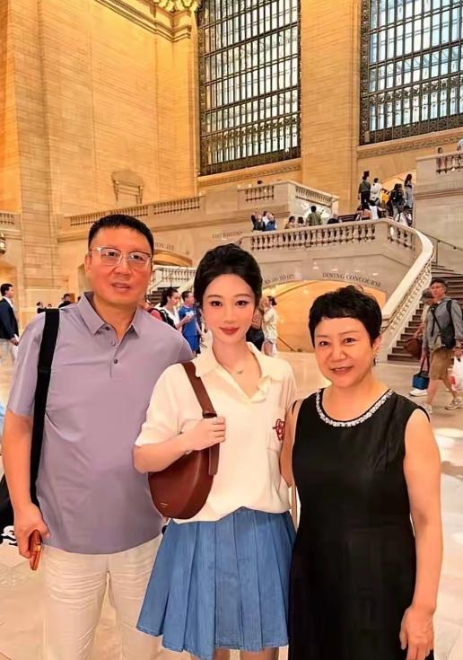 哇！杨紫带爸妈游纽约！一家三口在中央车站合影时，杨紫跟爸爸打闹了起来，爸爸好