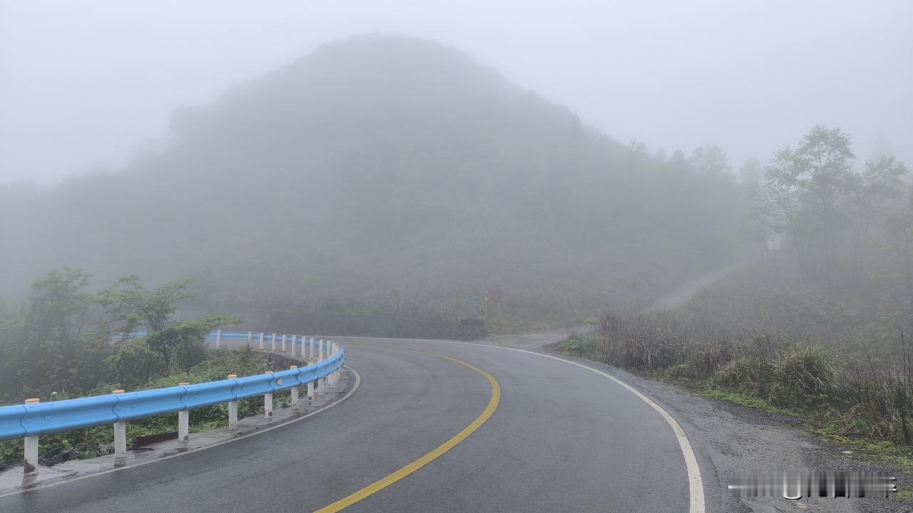 这应该是我目前为止开过最慢的国道了，真的没有之一，说是限速50，但我连30都开不