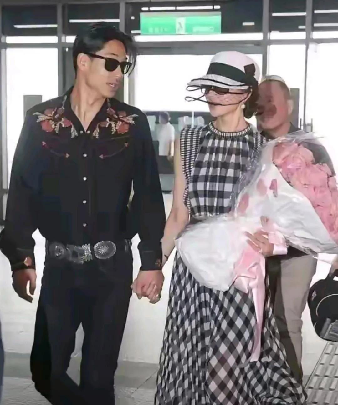 林志玲与老公的机场照美出新高度！画面中一袭格子裙的林志玲简直就是行走的衣服架子