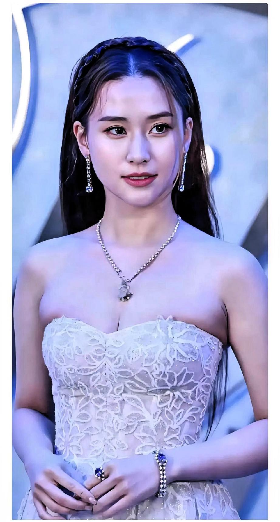 何超莲以后恐怕很难嫁人了，因为有以下三点原因：第一，何超莲离婚了，婚姻市场上