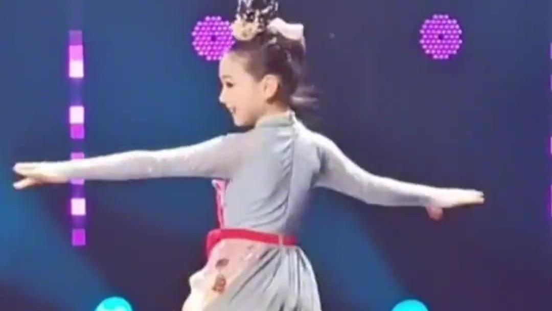 小酒窝舞蹈比赛惊艳全场 实力夺冠舞姿灵动获最高分