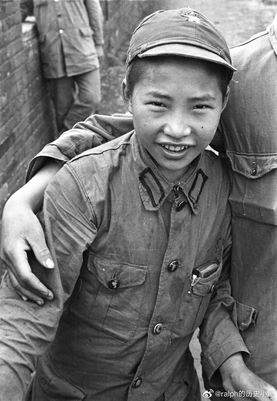 1937年8月照片上的这位小红军战士微笑着看着镜头，仔细观察，我们就会发现，小战