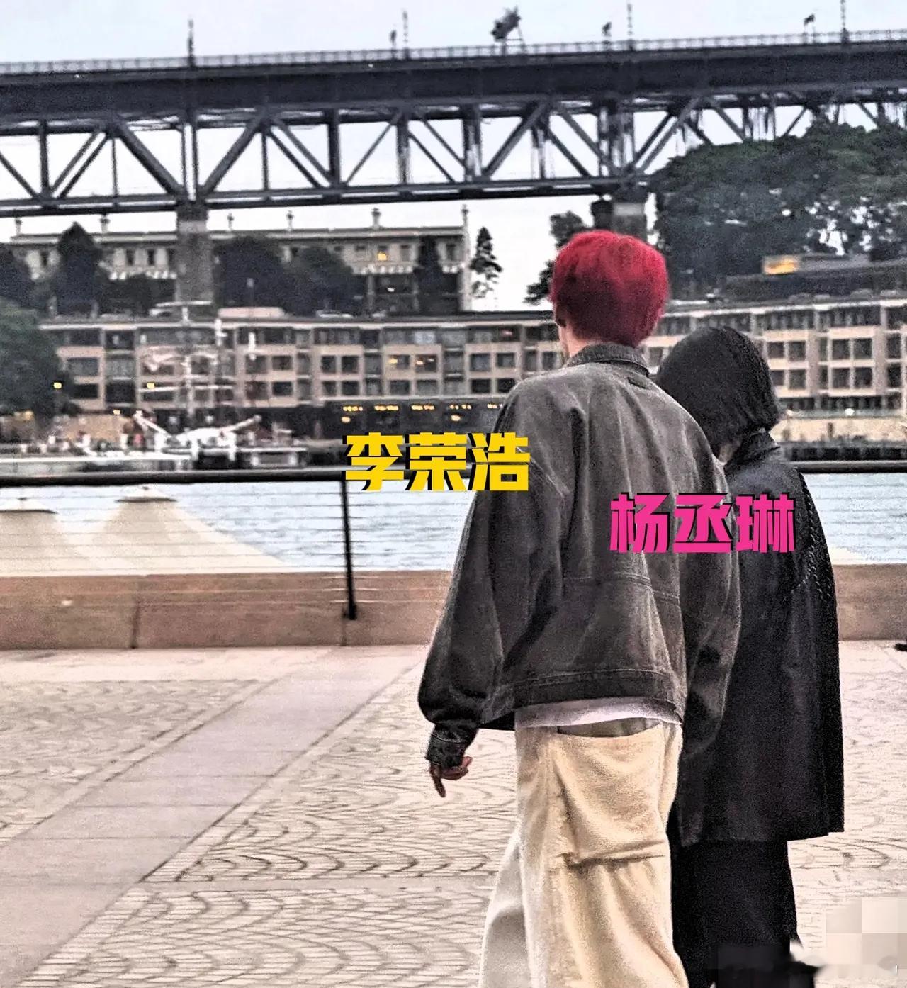 有网友在悉尼偶遇李荣浩、杨丞琳，李荣浩一头红发，夫妻俩散步，还是挺温馨的！