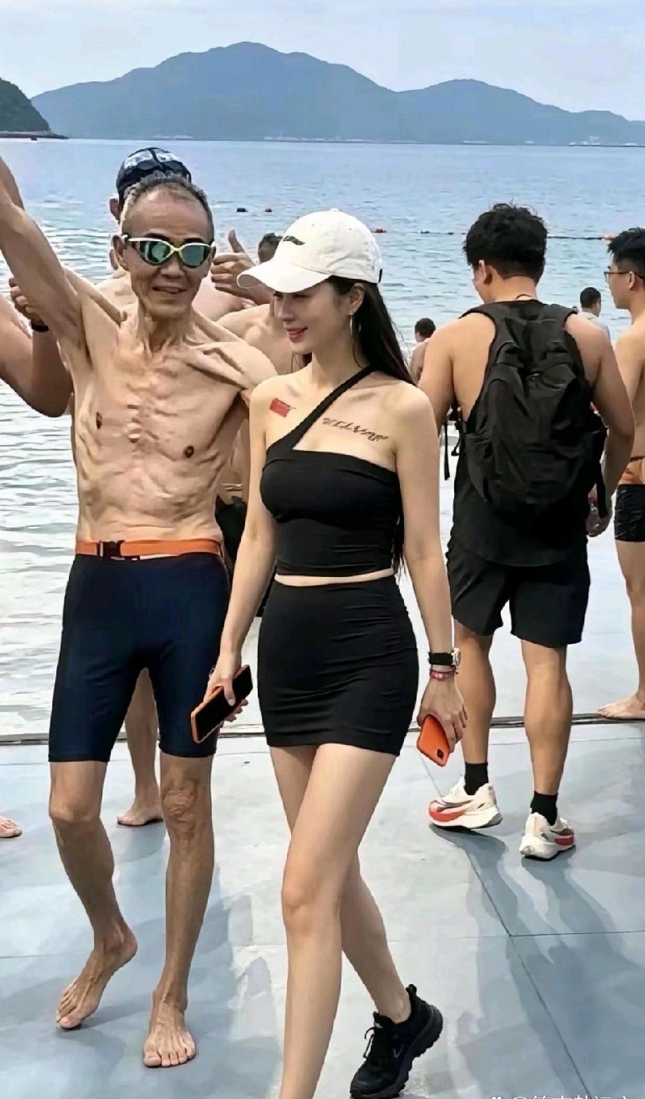 王老爷子你赶紧把衣服穿上吧，别丢人现眼了！