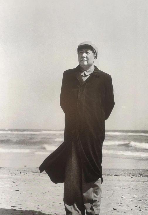 千万不能打美国！听听毛主席是怎么说的！毛主席说：原子弹是用来吓唬人的，手榴弹