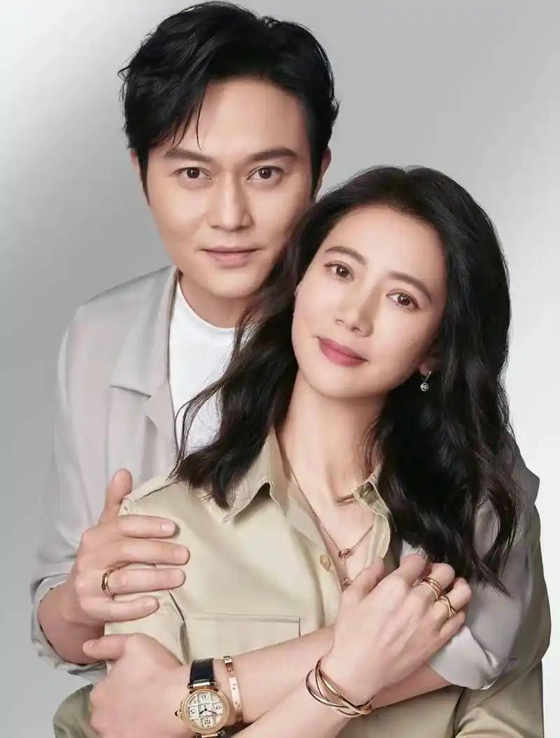 记者问张智霖:“你跟老婆吵架，谁先低头？”张智霖小心翼翼地说:“是我，你这问题真