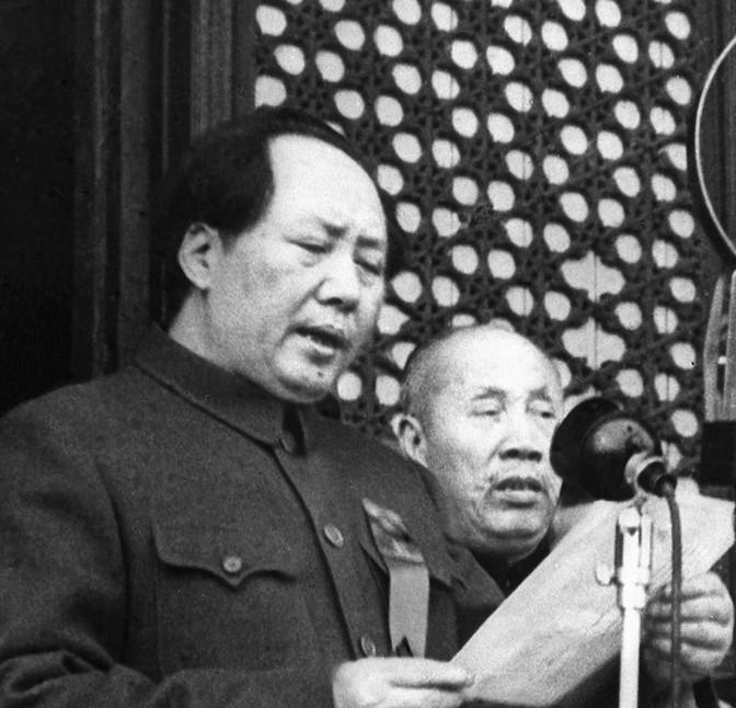 1949年，开国大典上，林伯渠宣布：“请毛主席升旗！”话音刚落，很快便有人发现不