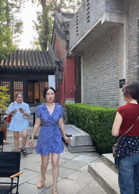 这段网友视角下的霍思燕，肉眼可见的局促和尴尬。这位网友应该是来北京游玩，偶然间